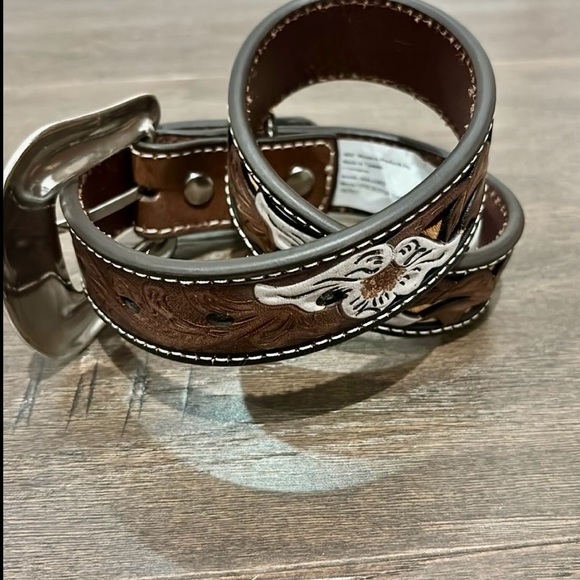 Nocona Genuine Leather Floral tooled, silvertone floral removable buckle - Picture 6 of 7